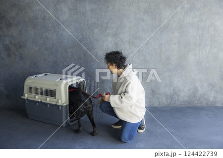 犬を訓練する男性　  124422739