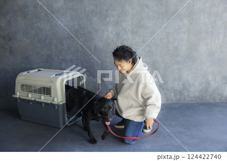 犬を訓練する男性　  124422740