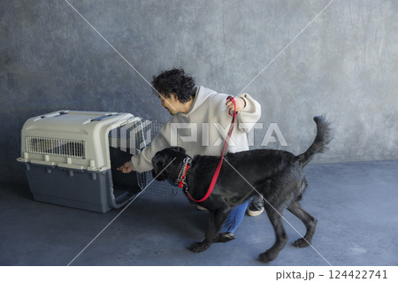 犬を訓練する男性 犬を訓練する男性 124422741