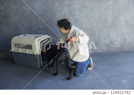 犬を訓練する男性 犬を訓練する男性 124422742