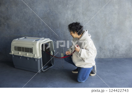 犬を訓練する男性 犬を訓練する男性 124422743