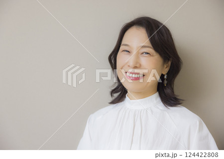 白いシャツのミドル女性 124422808