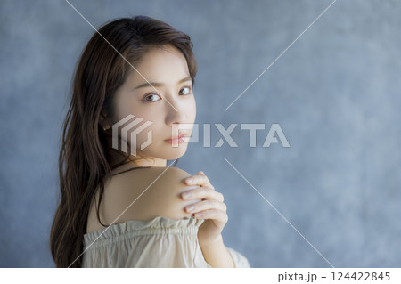 オフショルの女性　 124422845