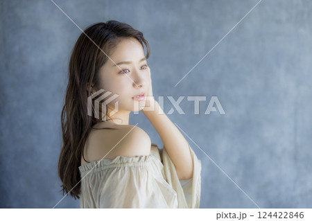 オフショルの女性　 124422846