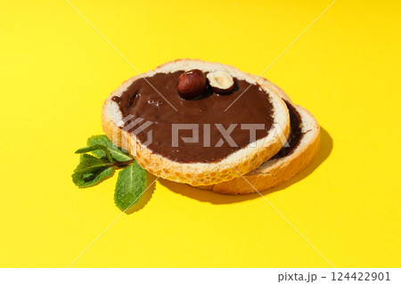 Bread with chocolate paste - tasty breakfast food 124422901