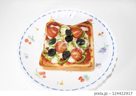 手作りシンプルピザトースト出来上がり 124422917