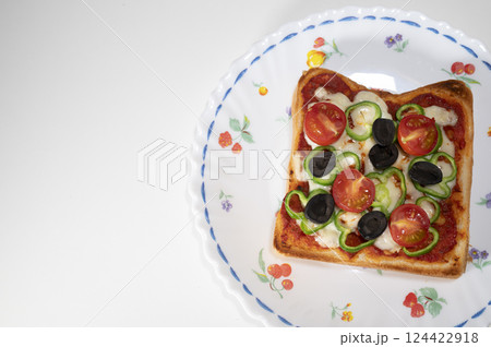 手作りシンプルピザトースト出来上がり 124422918