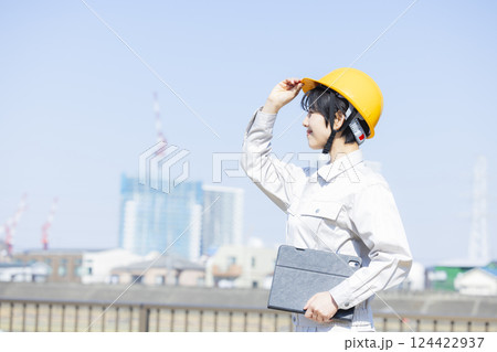 建設現場の作業服の女性　　 124422937