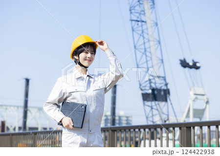 建設現場の作業服の女性 建設現場の作業服の女性 124422938