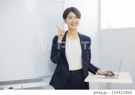 セミナーや説明会を受ける夫婦　  124422958