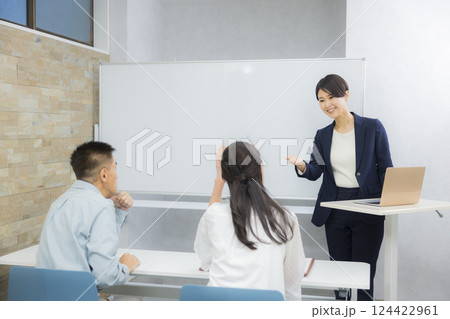 セミナーや説明会を受ける夫婦　  124422961