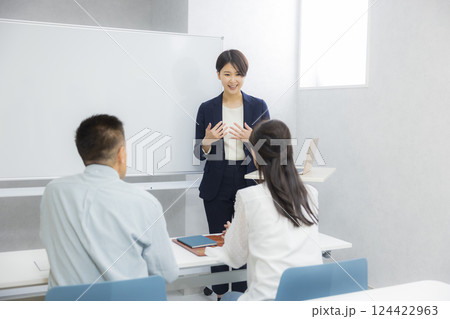 セミナーや説明会を受ける夫婦 セミナーや説明会を受ける夫婦 124422963