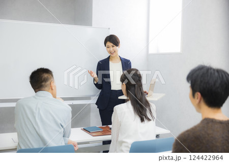 セミナーや説明会を受ける夫婦　  124422964