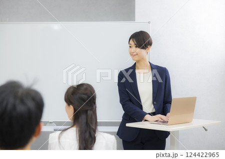 セミナーや説明会を受ける夫婦 セミナーや説明会を受ける夫婦 124422965