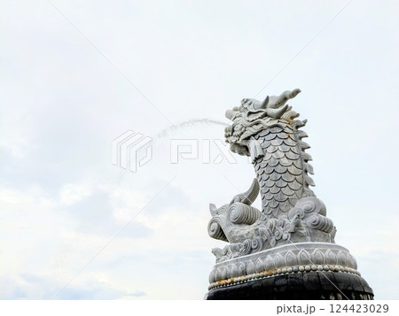 ベトナムダナンのダウンタウンの観光スポット「マードラゴン」と「ドラゴンブリッジ」 124423029