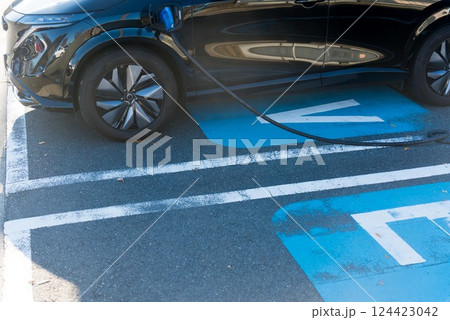 高速道路のサービスリアで充電中の電気自動車 124423042