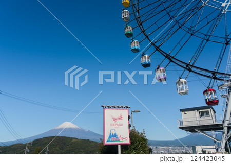 富士川楽座（富士川サービスエリア）の観覧車と富士山 124423045
