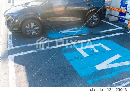 高速道路のサービスリアで充電中の電気自動車 124423048
