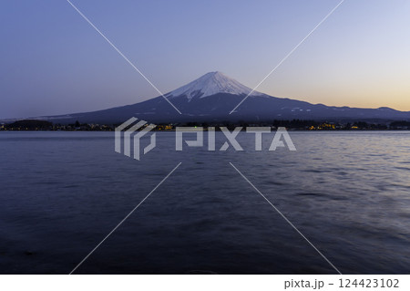 河口湖湖畔から富士山の夕景 124423102