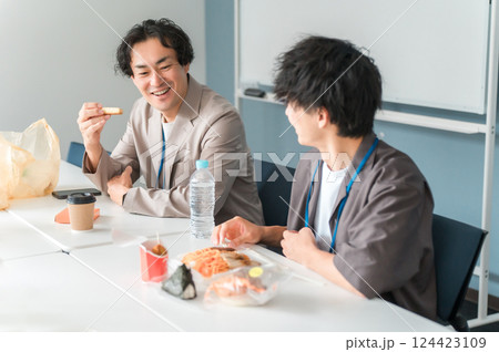 会社のオフィスで昼食を取るビジネスマン（上司・部下） 124423109