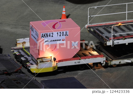 JALのピンクのコンテナ　ピンクリボンコンテナ 124423336