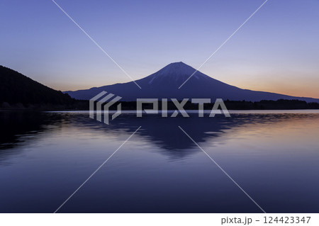 田貫湖の湖面に映る夜明けの富士山 田貫湖の湖面に映る夜明けの富士山 124423347