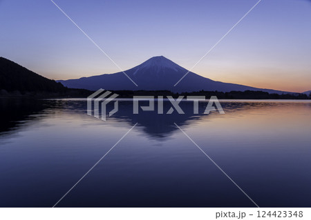 田貫湖の湖面に映る夜明けの富士山 124423348