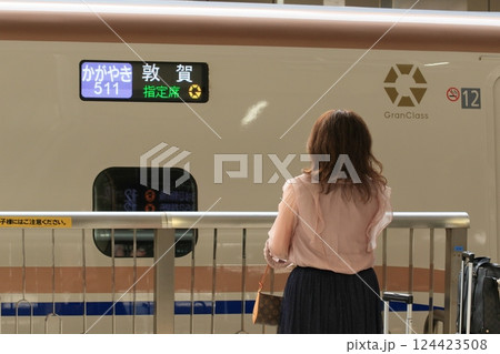 北陸新幹線を待つ乗客　 124423508