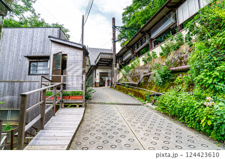 【神奈川県】豊かな自然に囲まれた箱根の宮ノ下駅 【神奈川県】豊かな自然に囲まれた箱根の宮ノ下駅 124423610