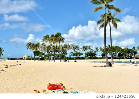ビーチで遊ぶ子供たち 124423650
