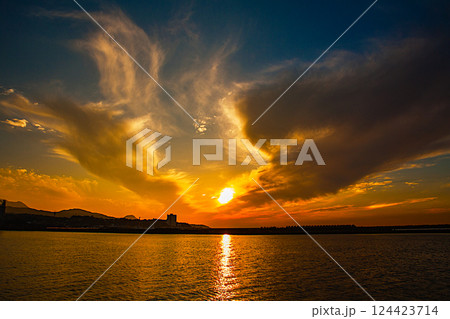 冬の柏崎港の夕焼け 124423714