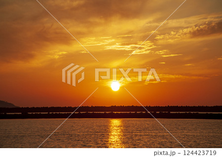 冬の柏崎港の夕焼け 124423719