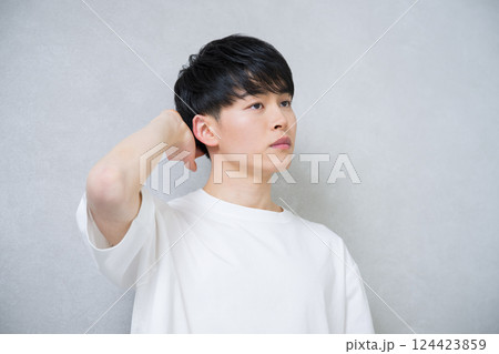 若い男性のヘアケアや髪の毛のスタイリングイメージ 124423859
