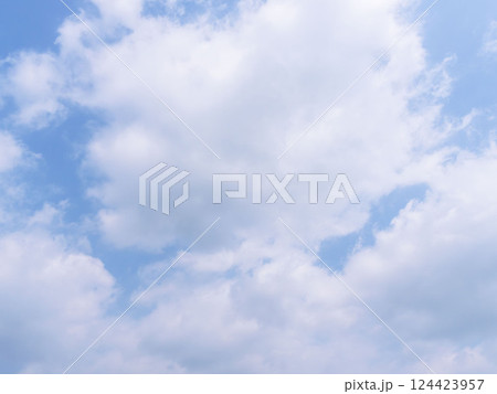 春の雲が多い青空01 124423957