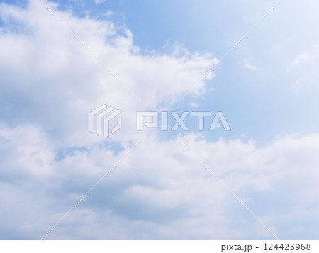 春の少し霞んだ青空と雲07 春の少し霞んだ青空と雲07 124423968