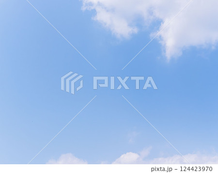 春の少し霞んだ青空と雲09 124423970