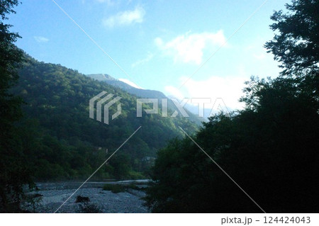 日陰の風景 124424043