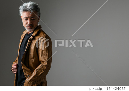 ダンディな中高年男性 124424085