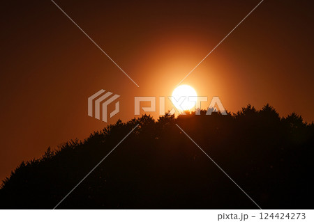 湖面を吹き渡る風 　2025年春奈良布目ダムにて　対岸の山へ沈んで行く夕日 124424273