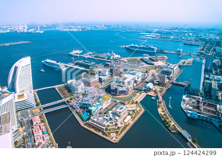 日本の横浜都市景観 初入港。横浜港に到着したオイローパ2。まもなく新港ふ頭に接岸＝3月25日 124424299