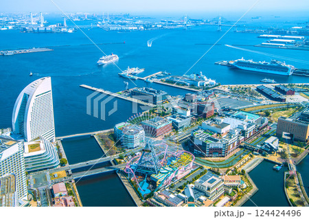 日本の横浜都市景観 初入港。横浜港に到着したオイローパ2。まもなく新港ふ頭に接岸＝3月25日 124424496