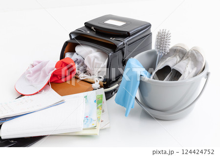 終業式後の学校用品	 124424752