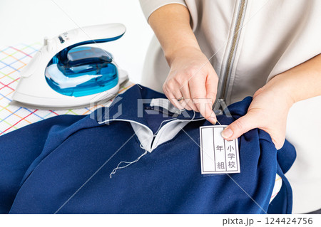 体操着にネームタグを縫いつける手元 124424756
