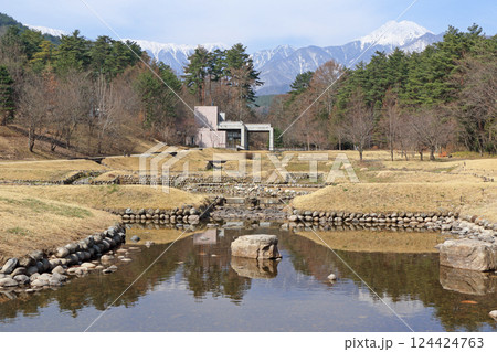 早春の国営アルプスあづみの公園 堀金・穂高地区 124424763