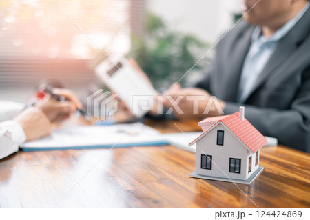 Explain and present information about home and mortgage purchases. Real estate agents bid homes in the project to explain in detail to clients. taxes and profits to invest in real estate concept. Explain and present information about home and mortgage purchases. Real estate agents bid homes in the project to explain in detail to clients. taxes and profits to invest in real estate concept. 124424869