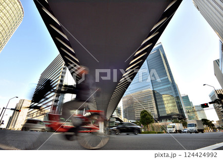 横浜みなとみらいのペディストリアンデッキ 横浜みなとみらいのペディストリアンデッキ 124424992