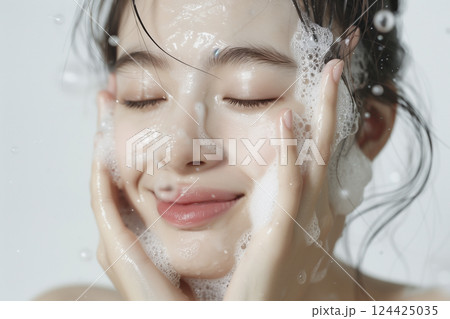 若い女性の洗顔シーン 124425035