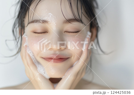 若い女性の洗顔シーン 124425036