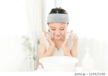 家で洗顔フォーム・洗顔料を使って泡洗顔をする若いアジア人女性 124425280