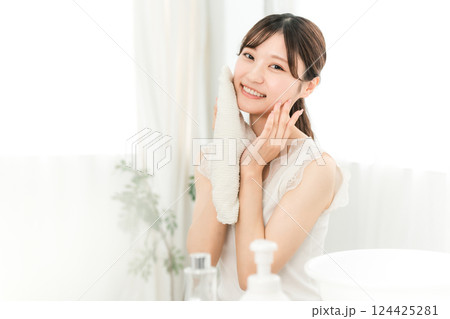 洗顔・タオルドライする若いアジア人女性(洗顔料) 洗顔・タオルドライする若いアジア人女性(洗顔料) 124425281
